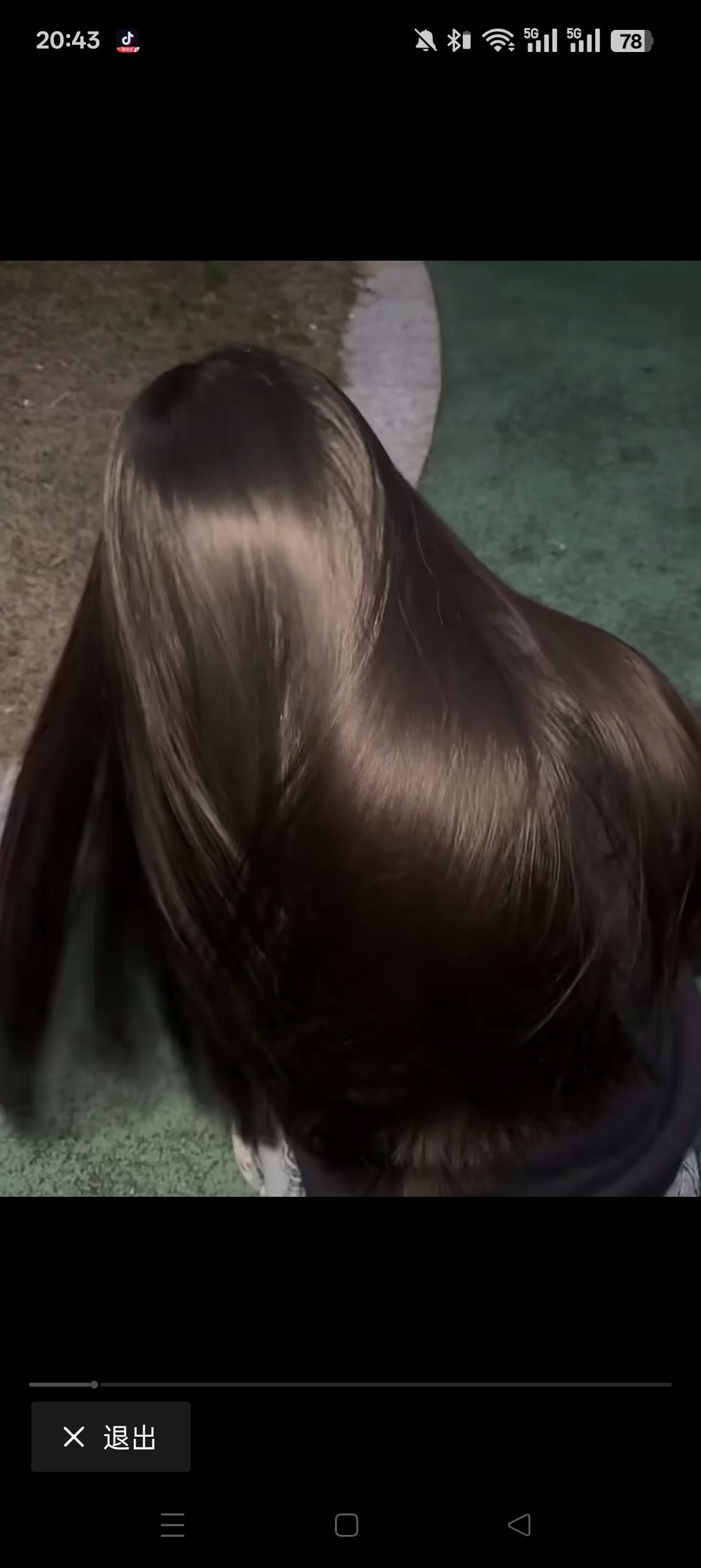 就这张图，妥妥证明我对长发的执着。照片里是个女孩背对着镜头，一头长发如瀑布般垂落