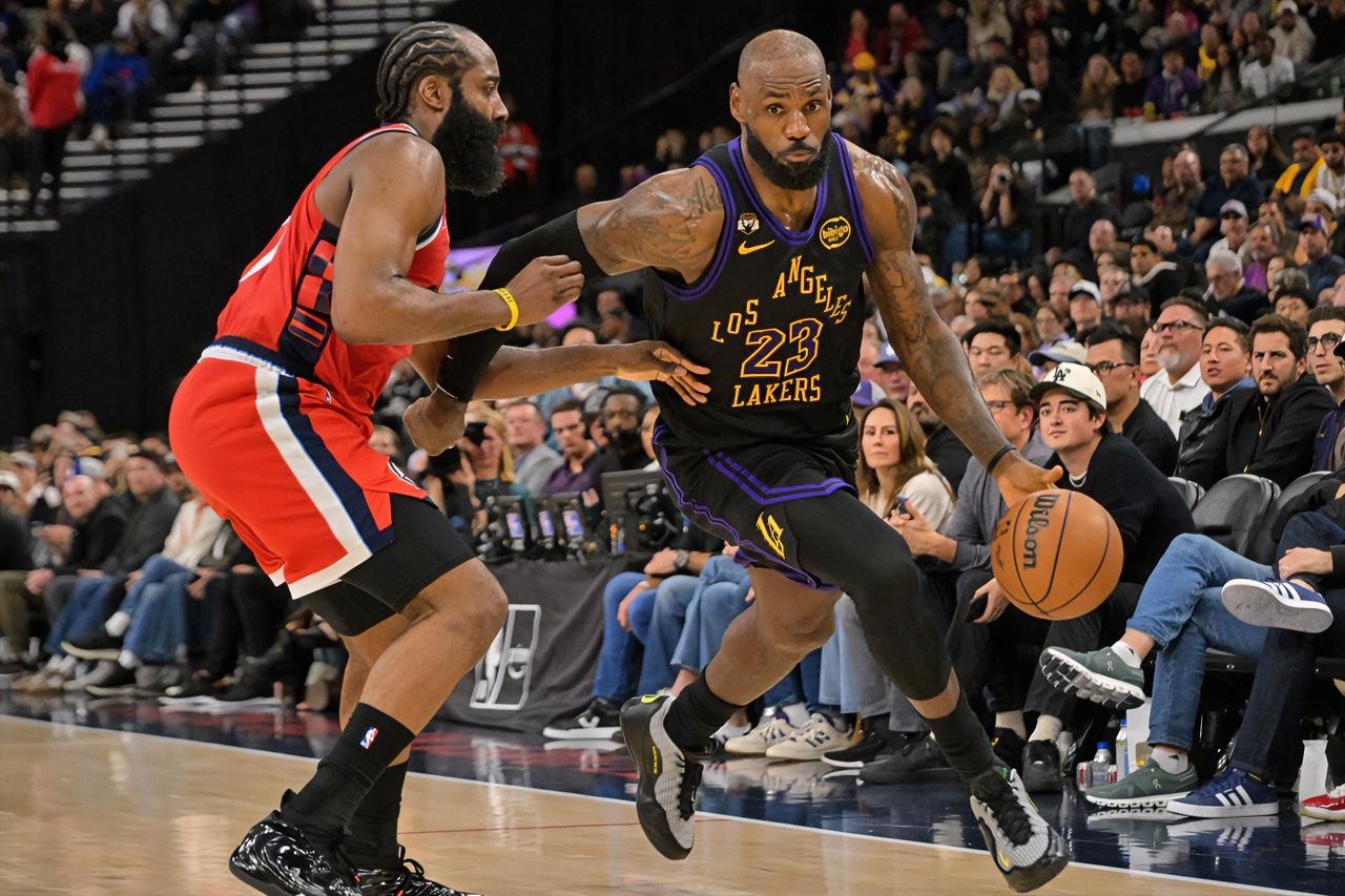 哈登：老詹，湖人把骑士打懵圈了，休赛期你还考虑来骑士吗？？？詹姆斯：反正湖人战