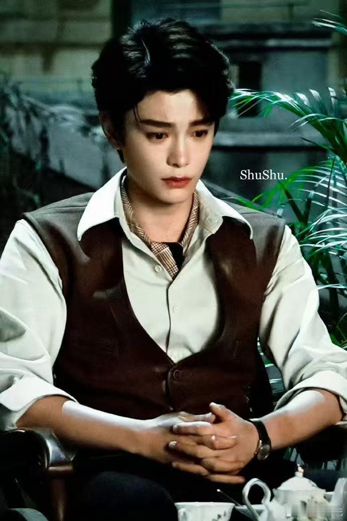 丁禹兮南部档案地狱局丁禹兮张海虾来也一人演冷静白虾和疯批黑虾两种人格，丁禹兮切