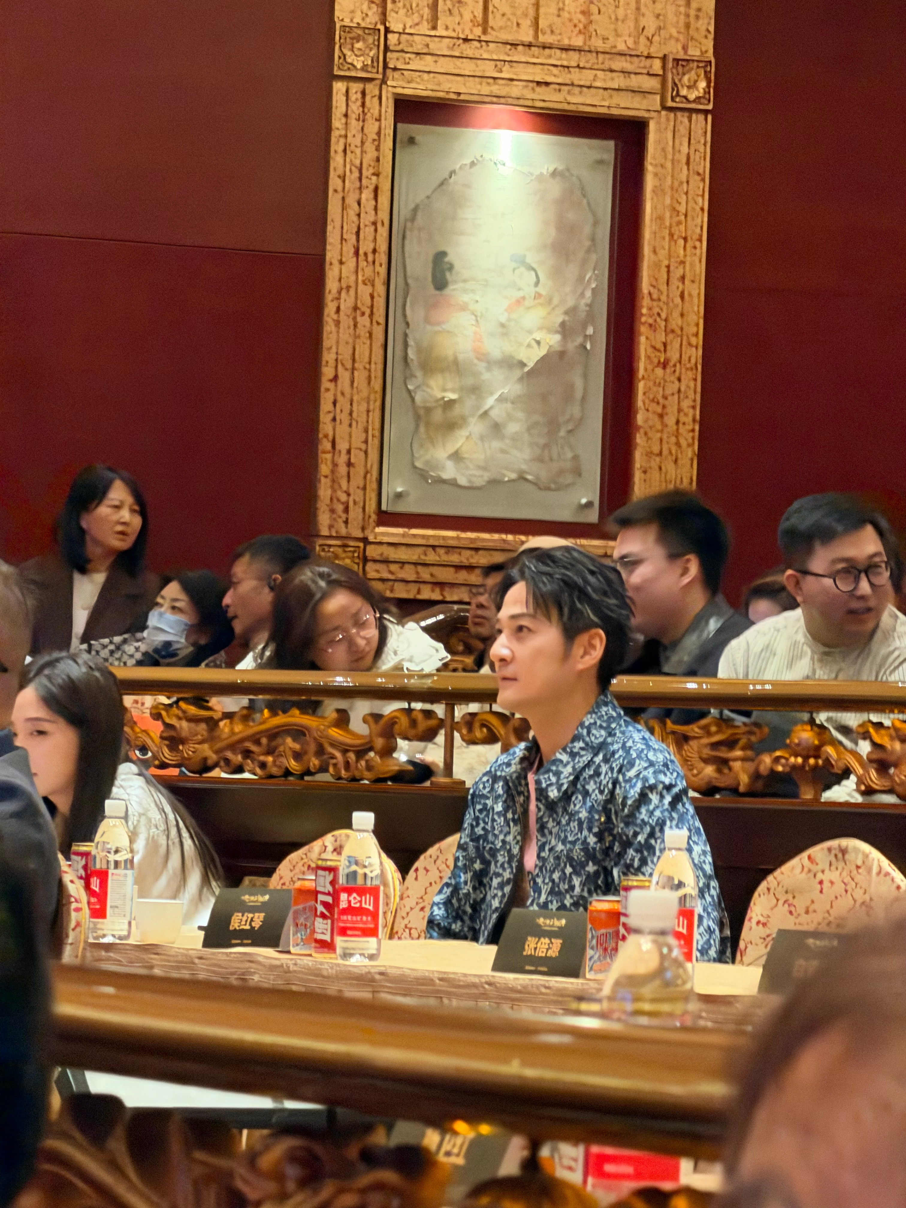 啊？参加个活动看见演员张陆了，就是欢乐颂演王柏川那个。小美，心中藏之，无日忘之