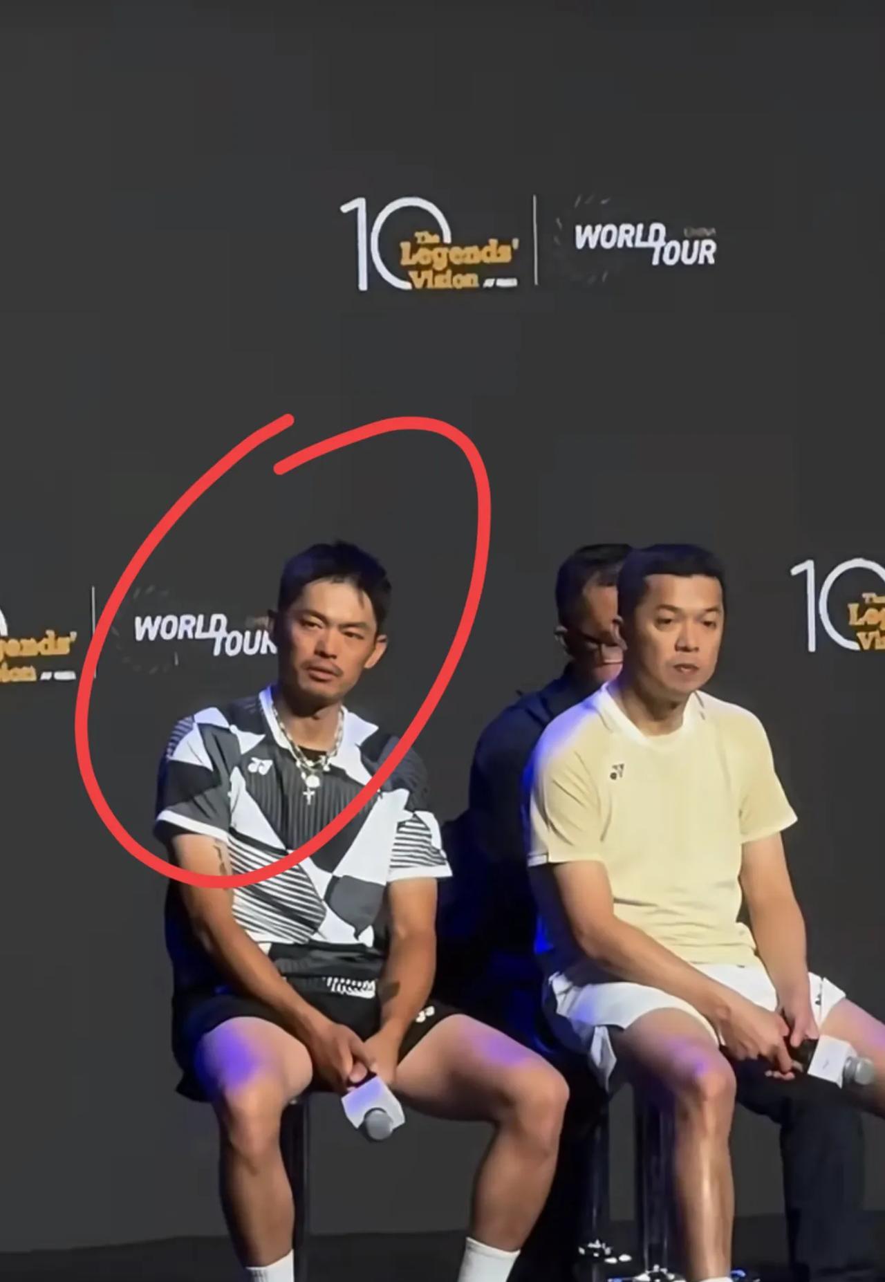 他是为啥整天看着闷闷不乐的样子？主持人在讲话，林丹不在状态啊，感觉像熬几个通宵一