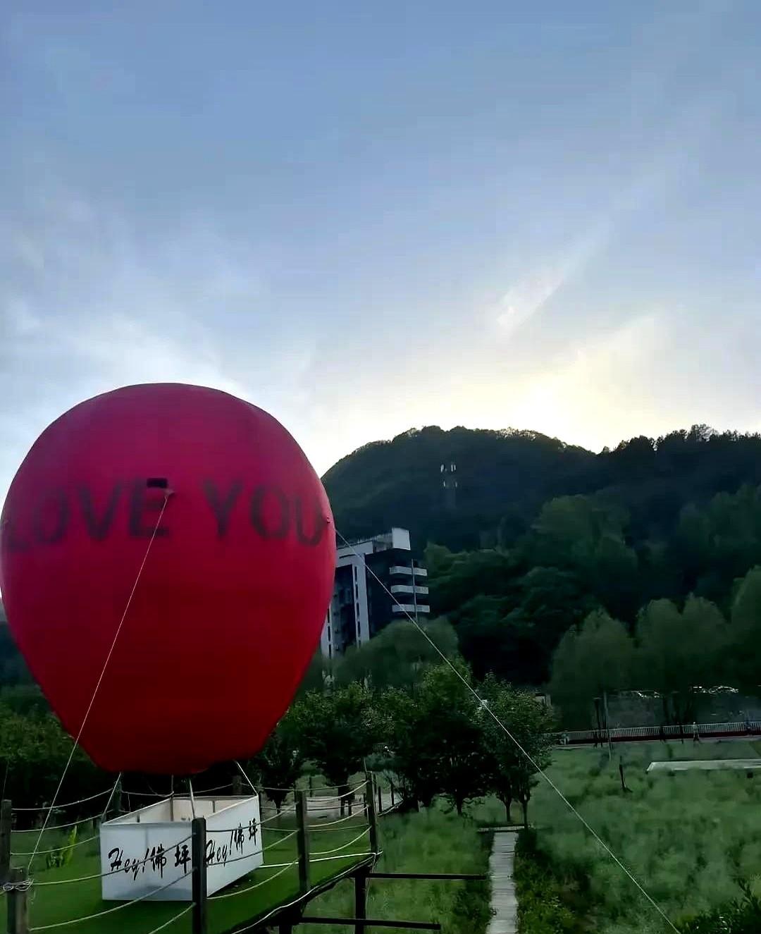 我婆婆是个情商极高的人。她勤劳持家，承担着所有家务，从一日三餐到孩子的衣
