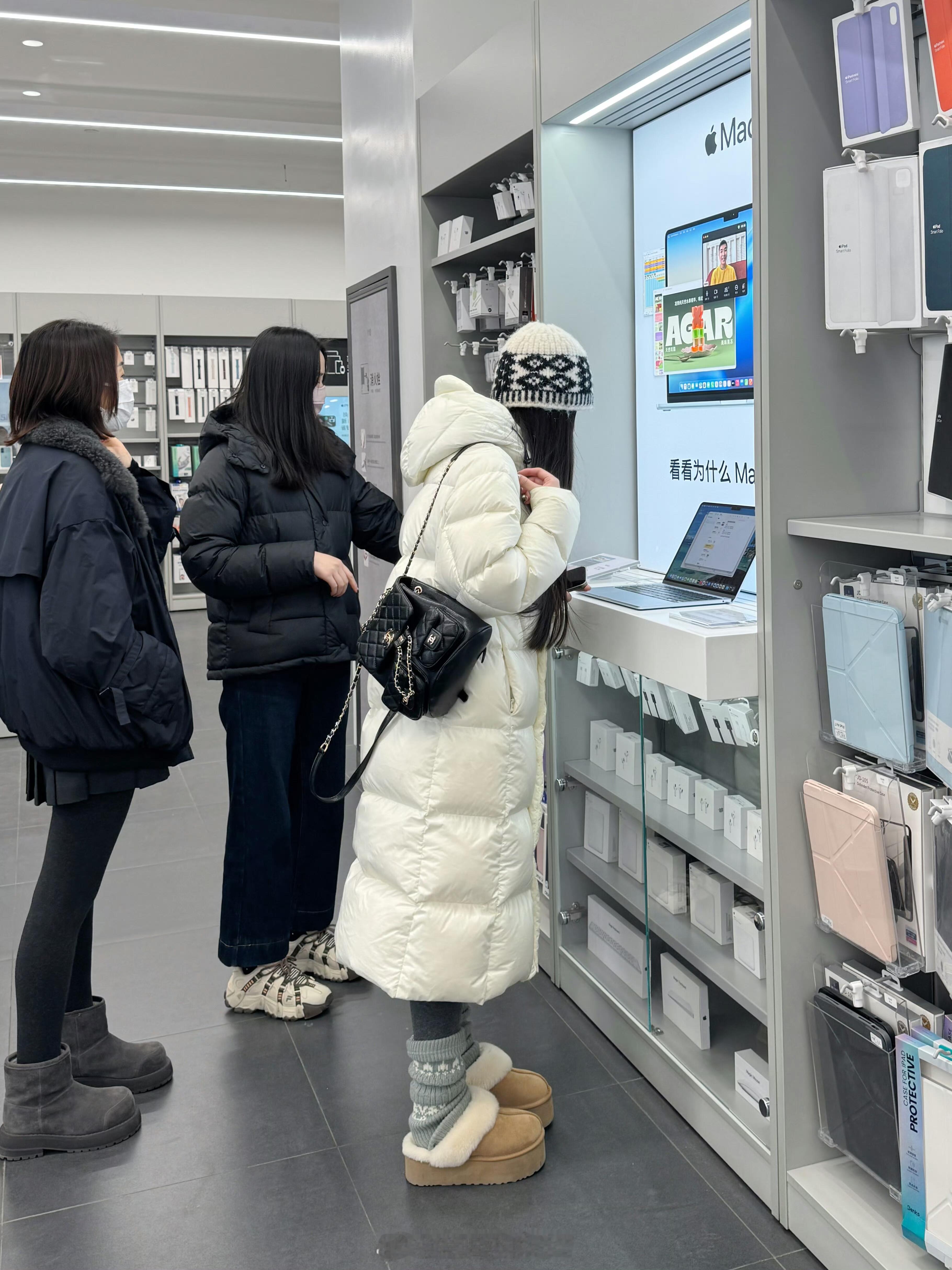 vocal！苹果店看到的…谁懂！真的被小姐姐身上的这款白色长款羽绒服狠狠心动到了