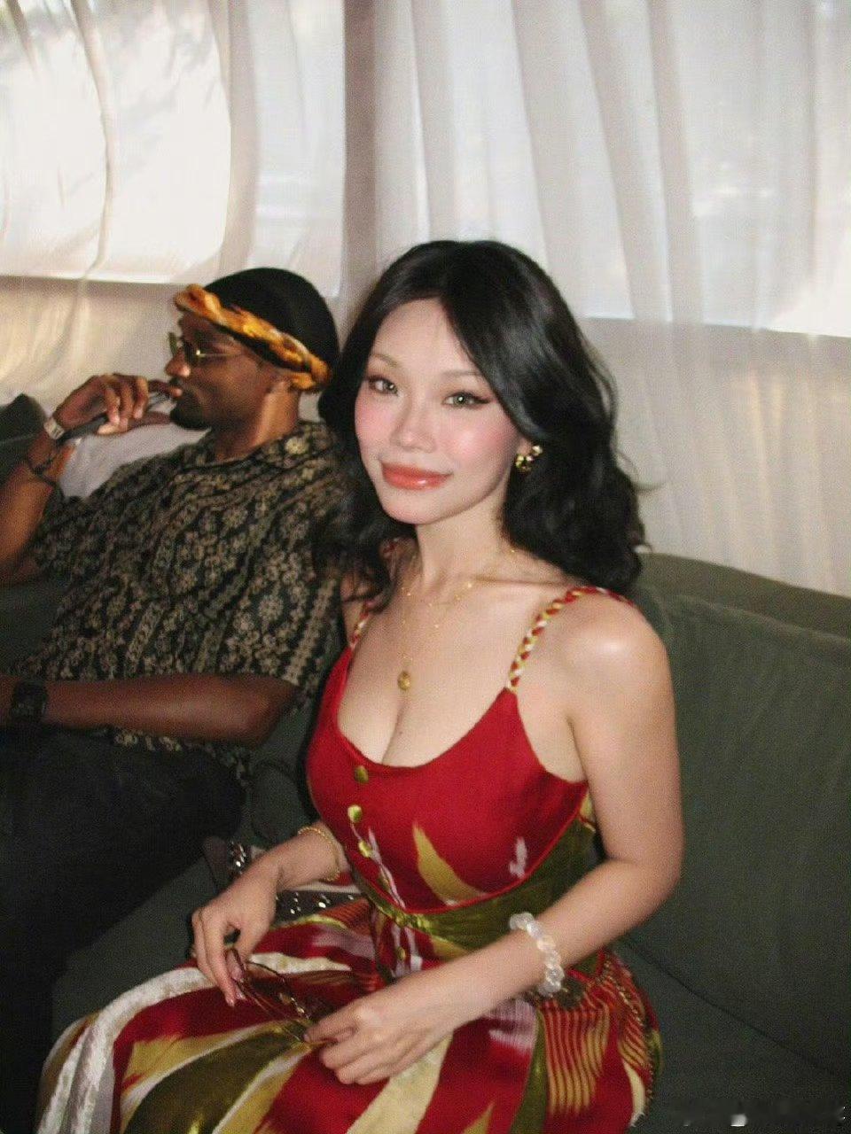 万妮达与男友合照万妮达和男友也在一起好多年了！希望美女幸福呀！​​​