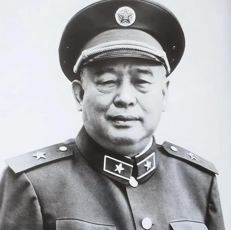 1983年，时任总政主任余秋里中将回乡探亲，弟弟却不愿相见。村长亲自去请也不行，