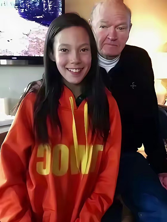 谷爱凌原来她天生的头发是黑色的，眼窝也是化妆的。只是她平时那种“混血感”太深入人