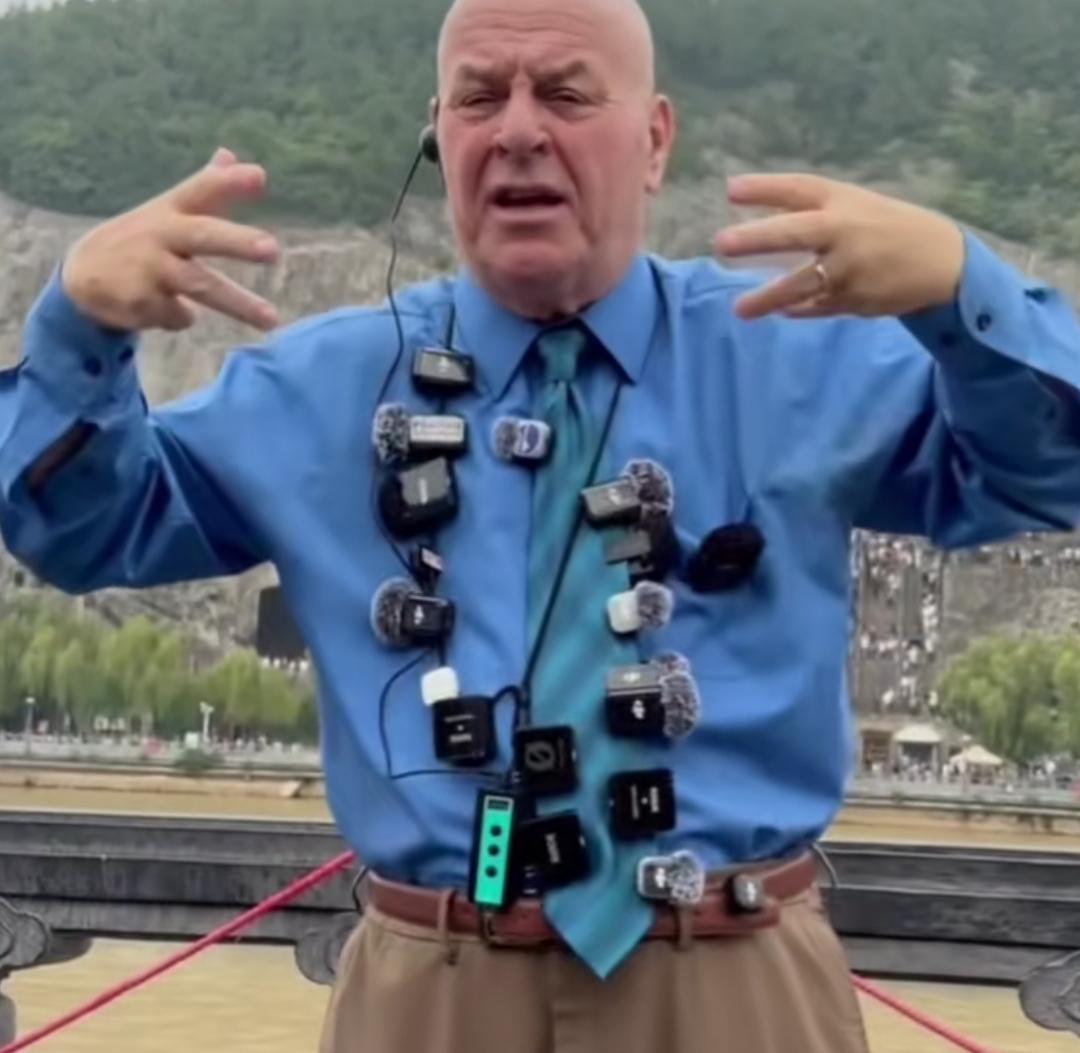 连日来的奔波，很多网友担心赛考斯会不会太累，特别是身上挂满麦克风的一幕，十分震撼
