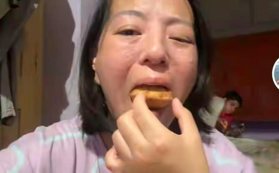 这一次，彻底装不下去了！7月13日，回印度才几天的丹丹满脸痘痘、眼神空洞，这还