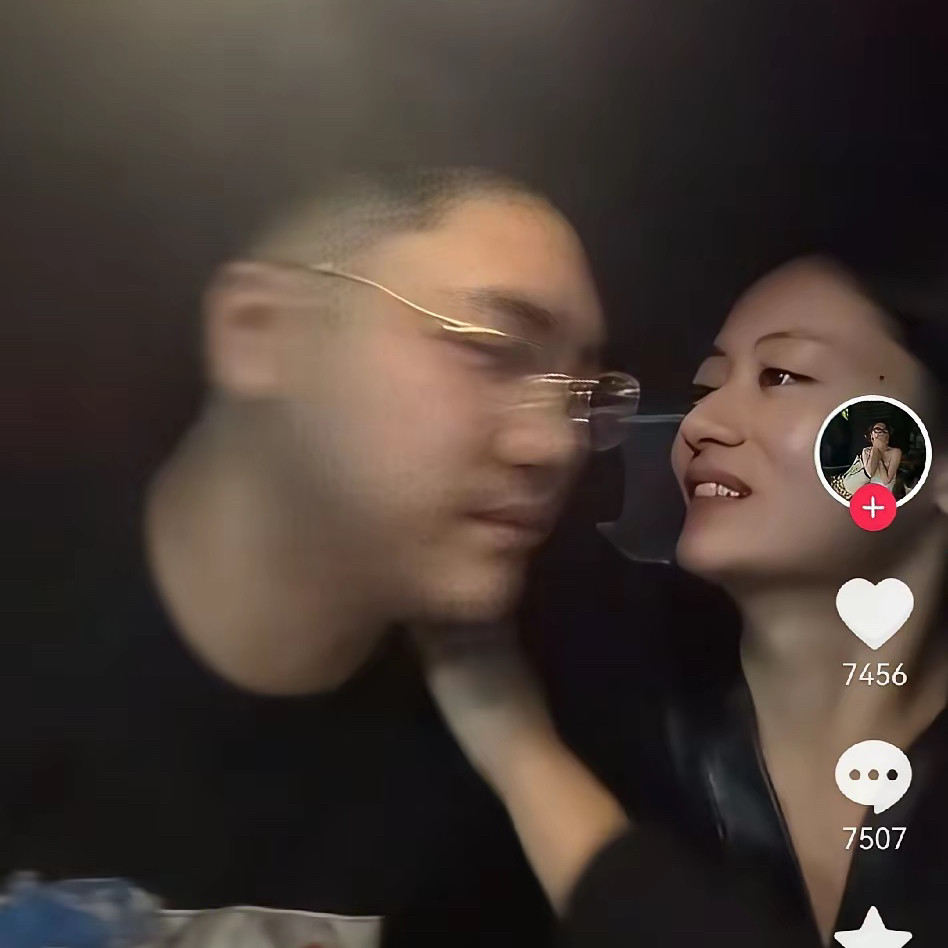 萧敬腾演唱会上的“拒亲情侣”，剧情又反转了！之前因为现场亲吻被拒，两人的感情一度引发网友猜测，甚至有
