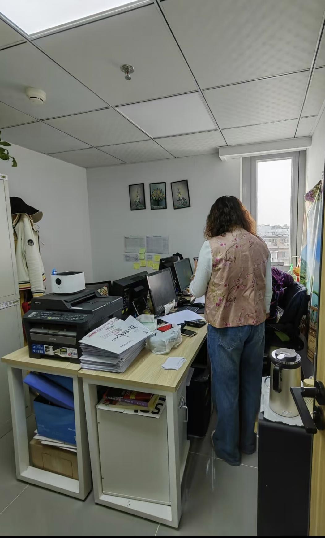 我前同事，81年的，在家待了一年半之后终于找到工作了。她现在入职的公司在一个小