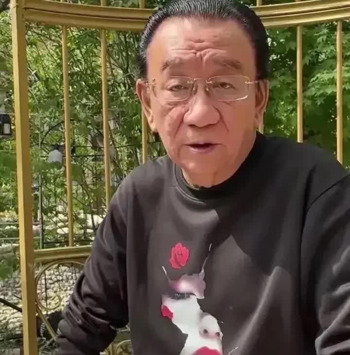 杨议5月18日拜师后，沉寂了两周的侯耀华，终于又出来直播了。