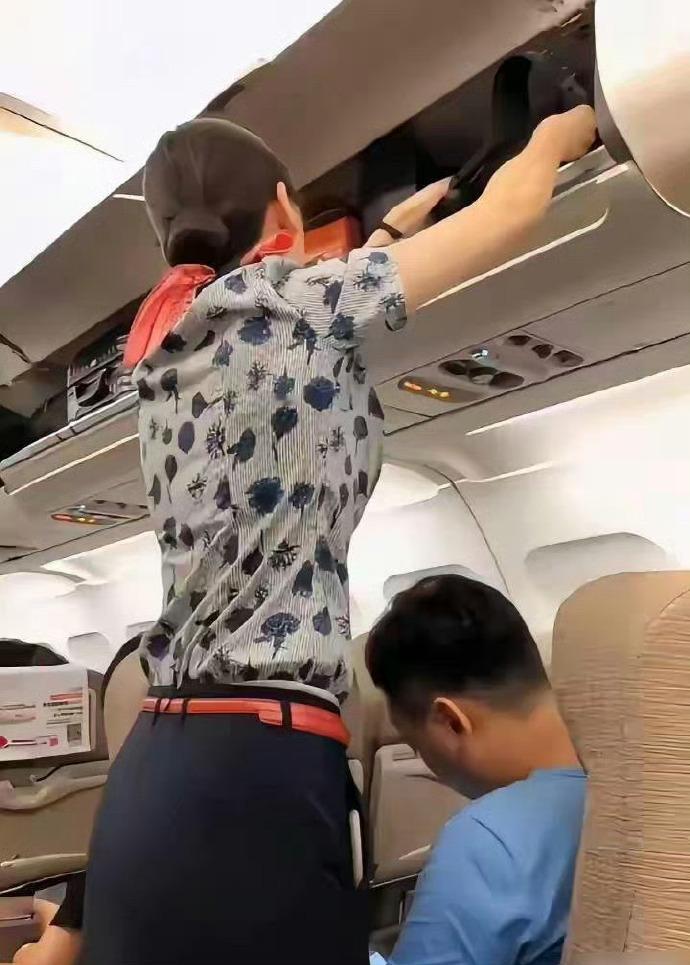 “原来空姐的这身衣服是这样的结构，下面原来是这样的，这样的设计是为了防止空姐在服