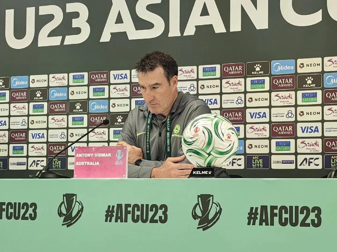 澳大利亚主帅讽刺了u23国足的战术打法。他在发布会上表示，这场比赛他只看到一支