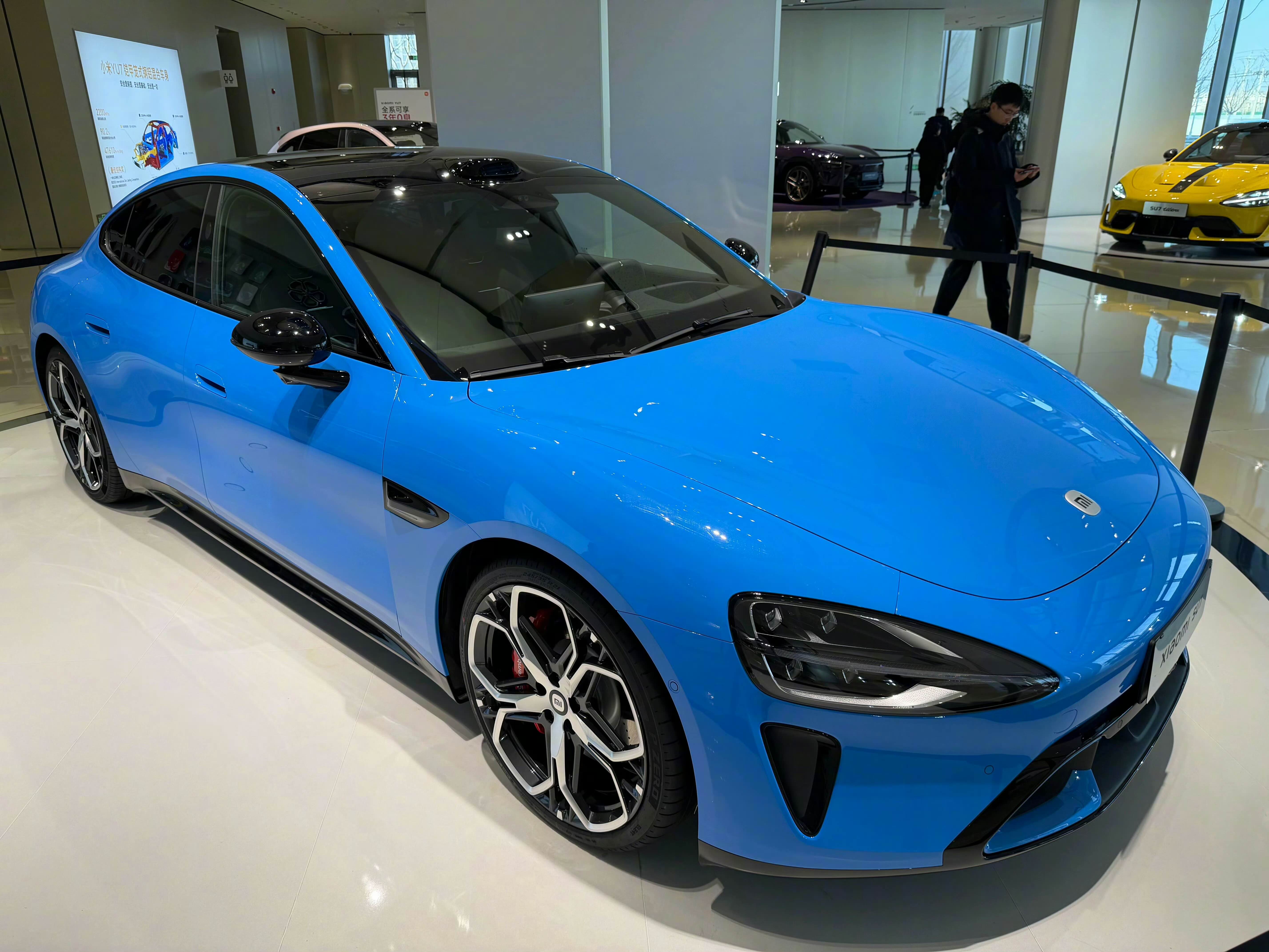 抢先实拍小米全新SU7！