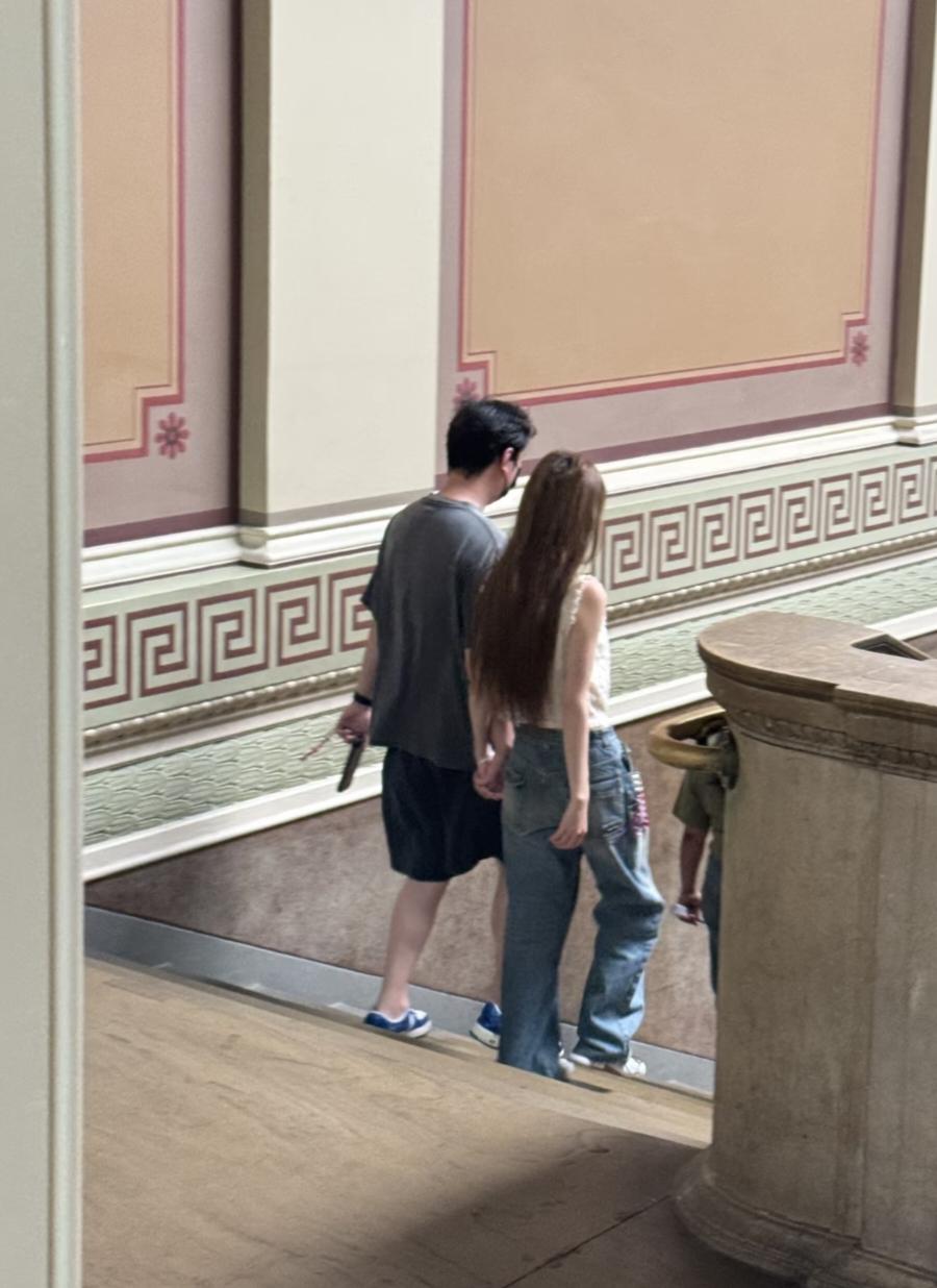 38岁王思聪和女友懒懒在英国伦敦旅游被偶遇，两个人牵着手，感情看起来非常好。他看