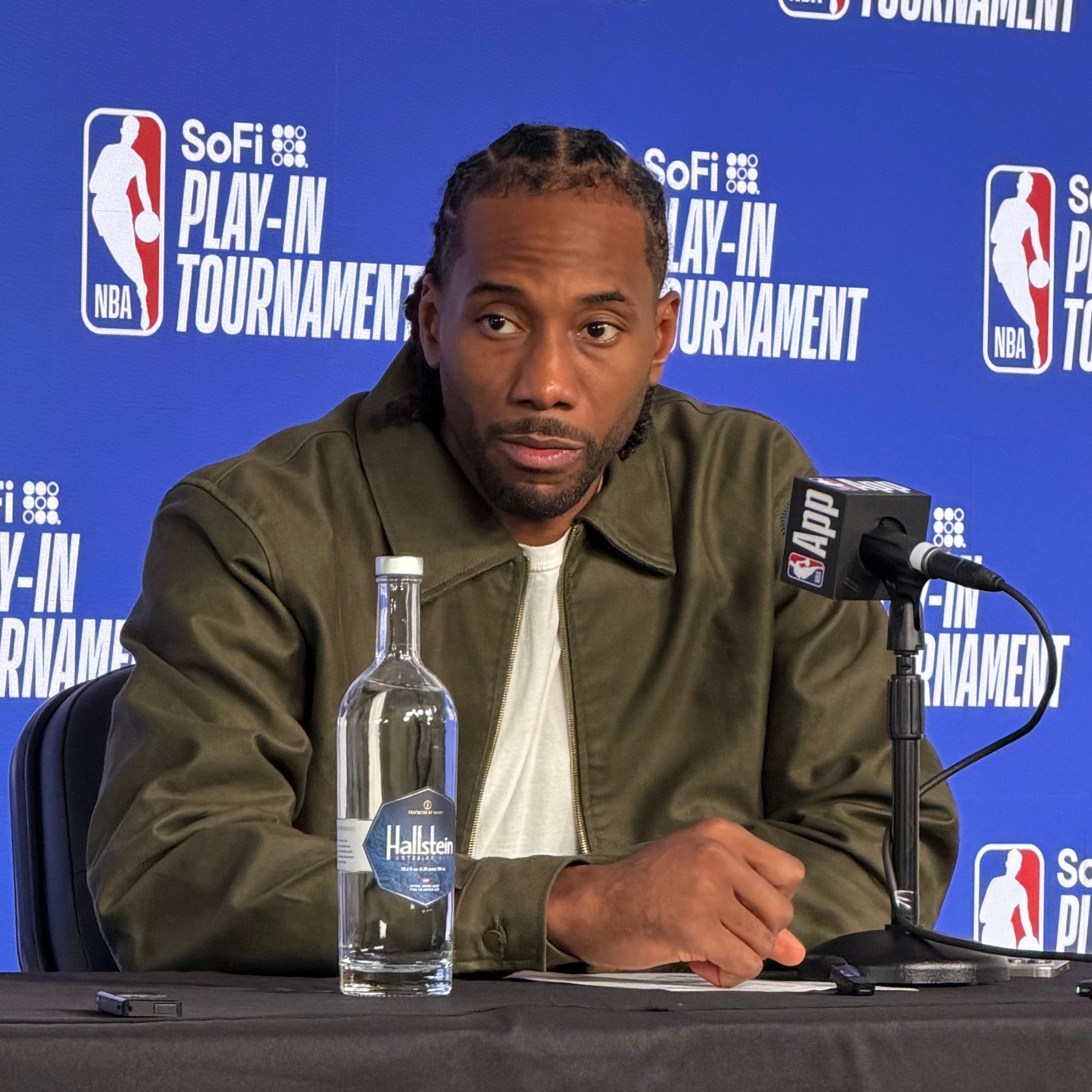 即将年满35岁的伦纳德，下赛季进入合同最后一年，年薪5030万美元（没有选项）本