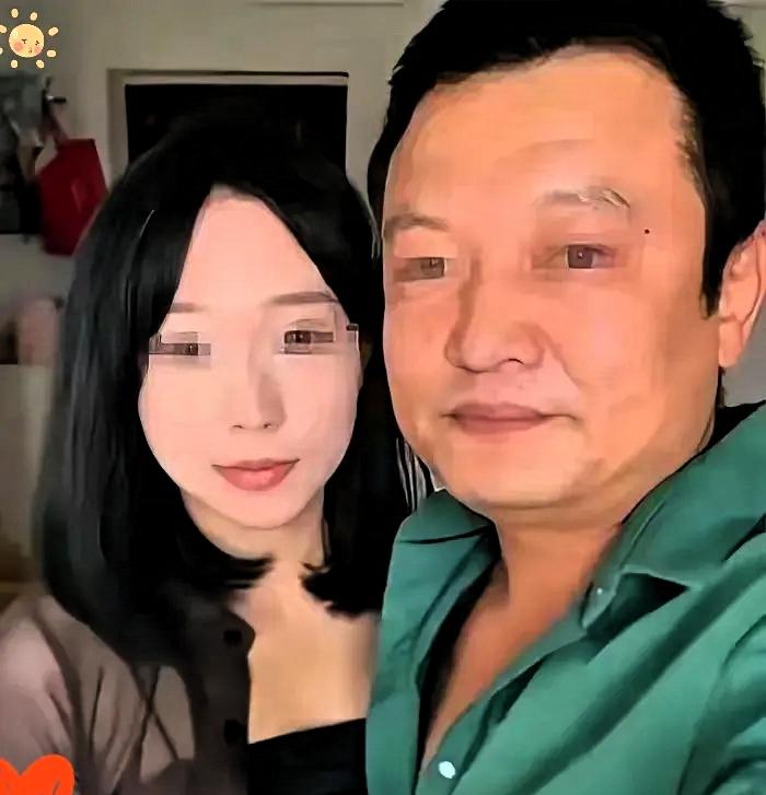 19岁女大学生执意闪婚53岁大叔，一胎生3宝被对方宠得不行，谁料刚生下孩子就揭开