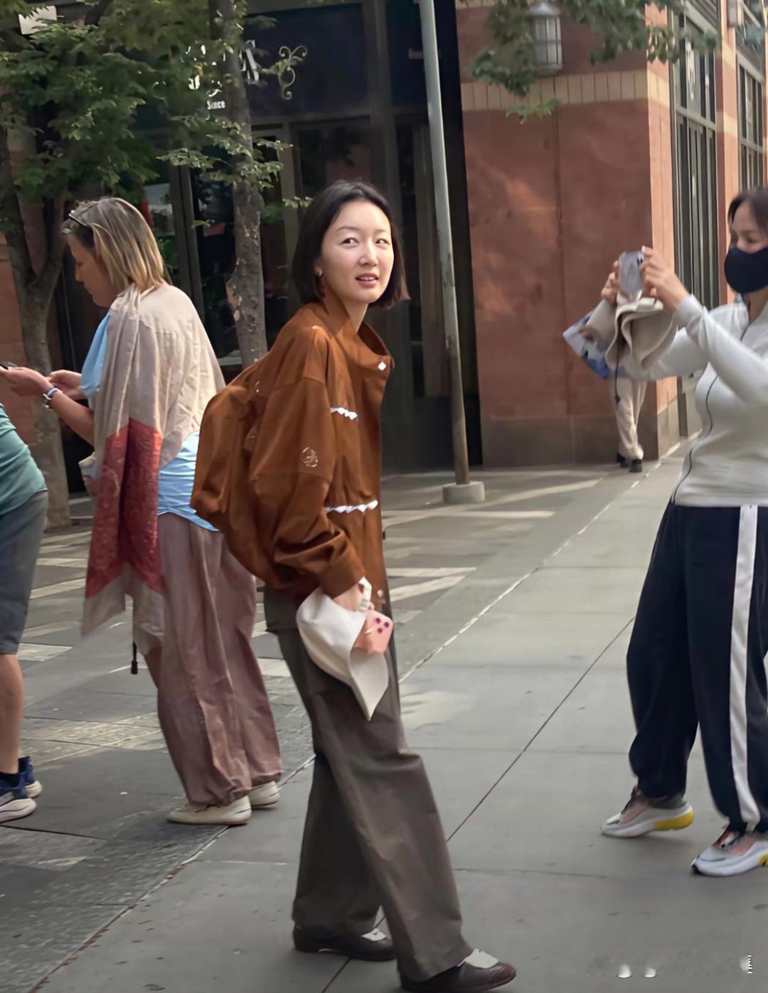纽约偶遇素颜的周冬雨，你们觉得相对比以前，现在的变化大不大？​
