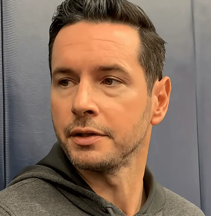 明日NBA常规赛：湖人将对阵独行侠。赛前湖人主帅JJ-雷迪克接受媒体采访，谈