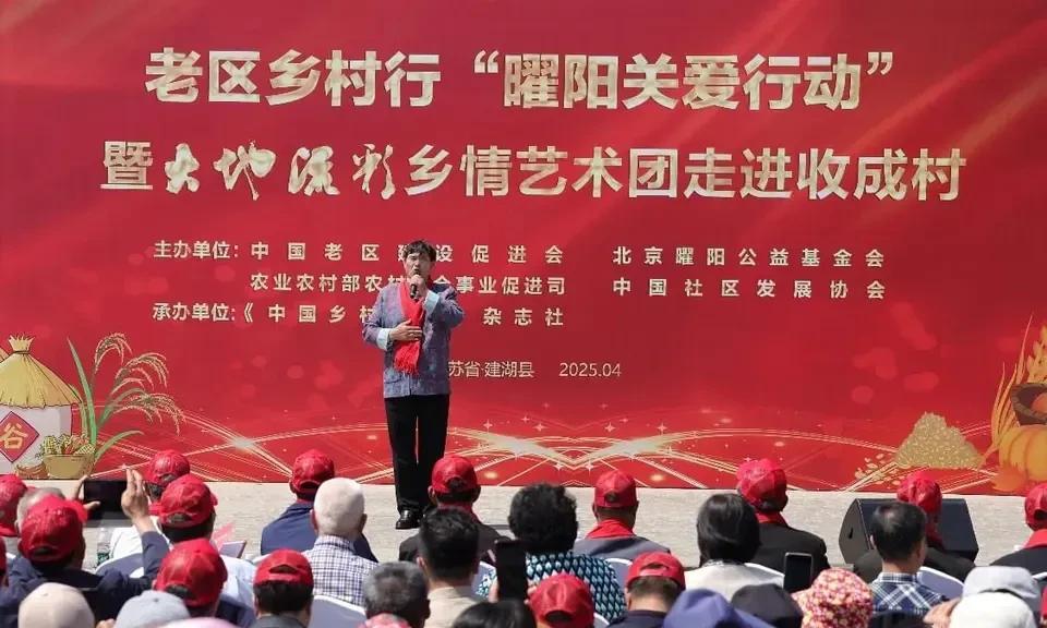 大衣哥朱之文受邀到江苏建湖演出，现场还是很受欢迎的，毕竟出身草根，贴近农民百姓，