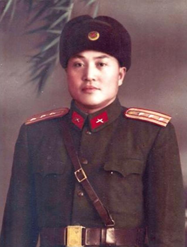 1942年，侦察股长凌少农，私下向日本人购买布料，对方说：“你看起来像军人？”凌
