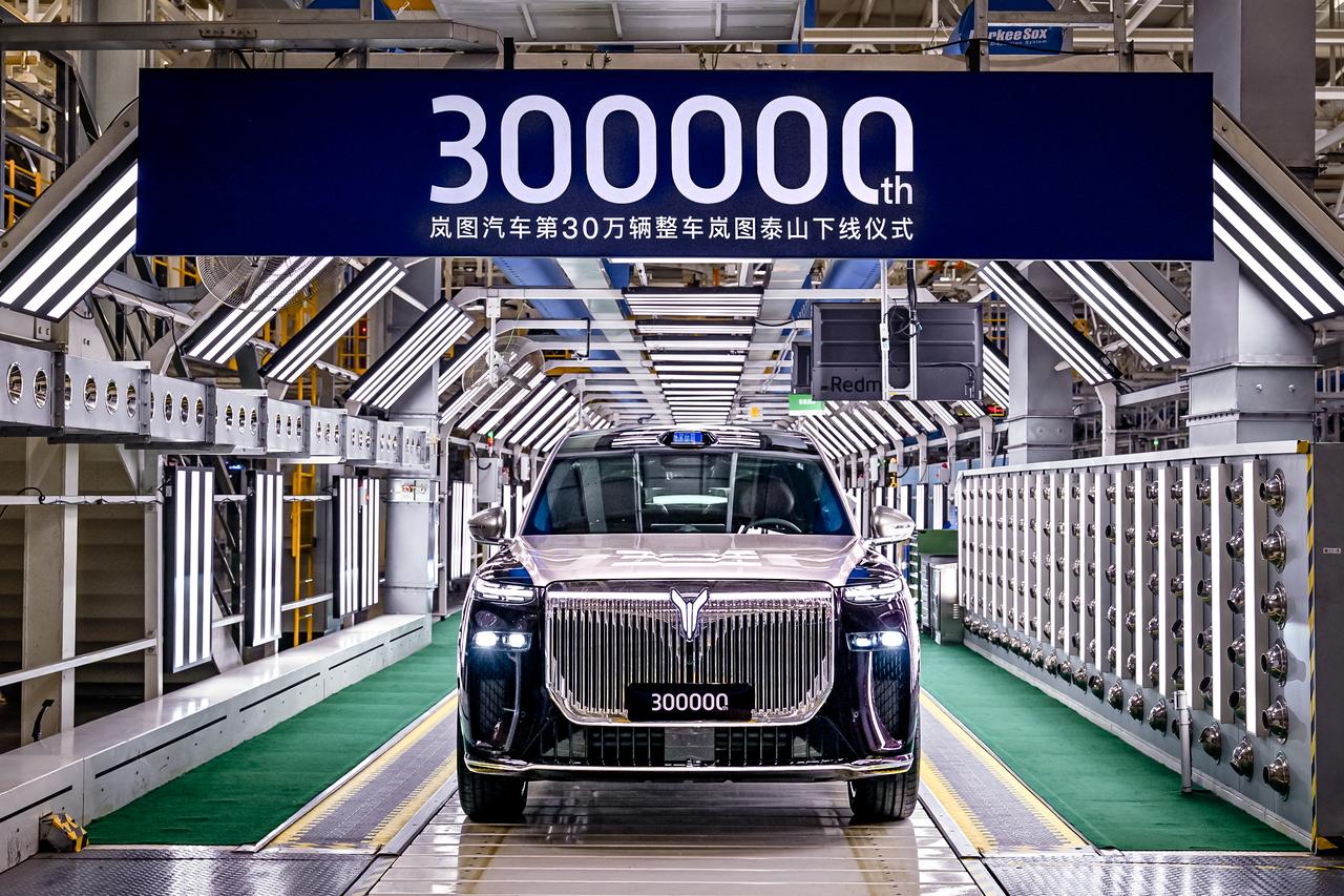 11月10日，岚图第30万辆整车——岚图泰山在云峰工厂下线，成为首家突破30万辆