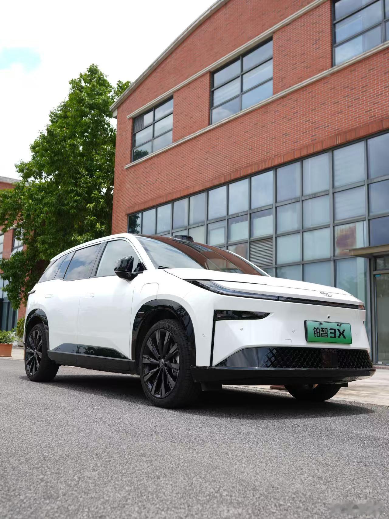 彭总微博透露了铂智3X不少好消息，这车10月销量首次突破1万，交付了10013台