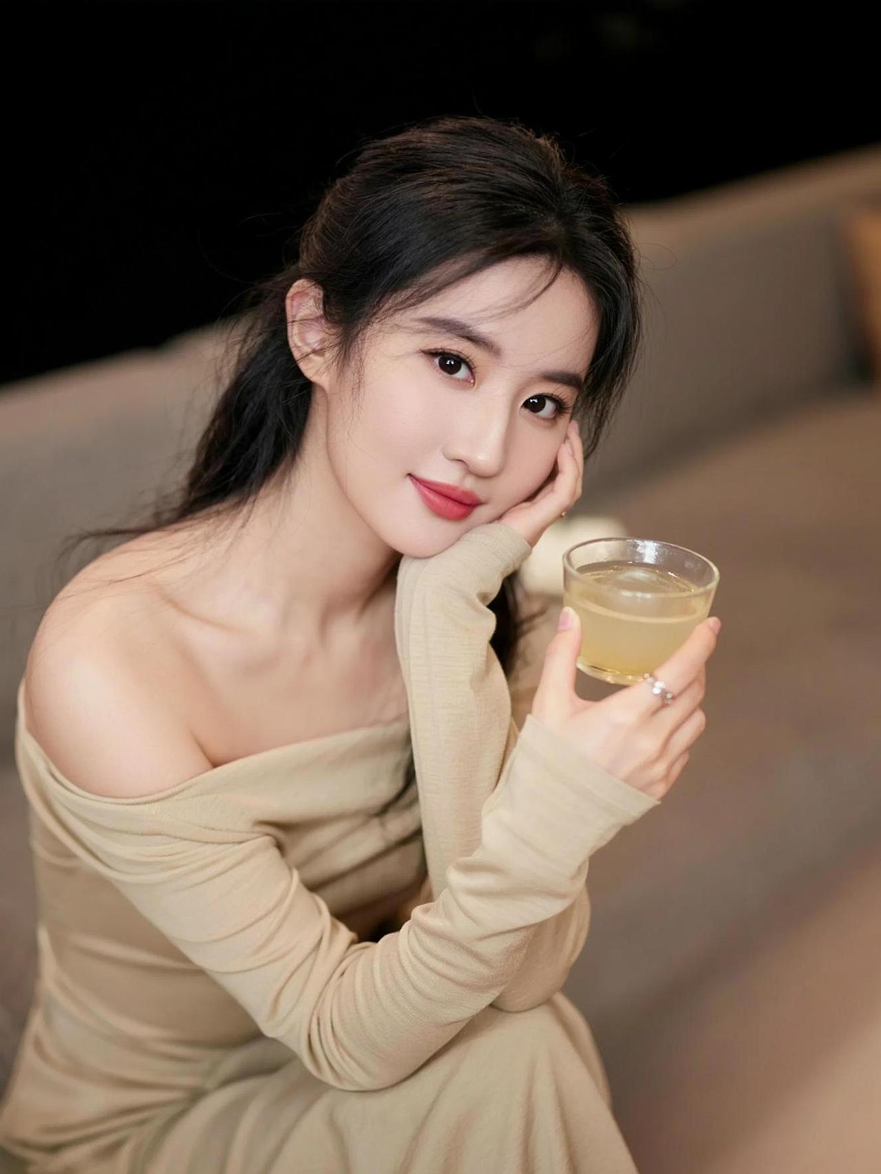 AI柔肤手持照做自己的大女主女神爱了爱了照片