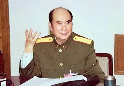 1998年，张万年出访美国，当他刚踏进美国宁堡陆军基地，一个美军司令突然跳了出来