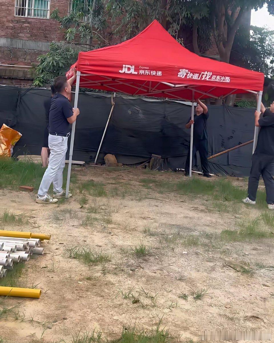 全红婵全红婵家开始建房子后，墙上的广告才开始只有别墅建造，慢慢其它品牌多起来。