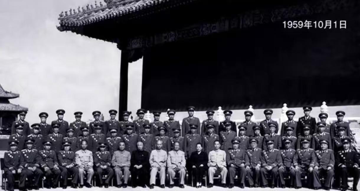 很难想象十大元帅竟然从没有照过一次“全员大合影”，那元帅们合影人数最多的是几人呢