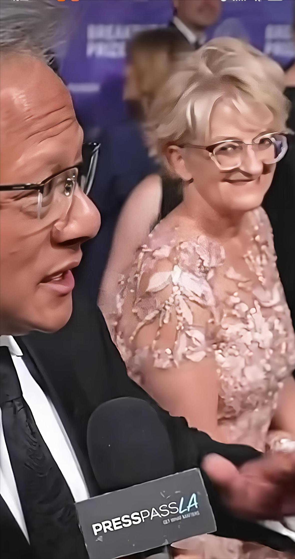 黄仁勋身家超过七千亿，上个月在台北，黄仁勋满头大汗走下台，没喝一口水，径直走向第