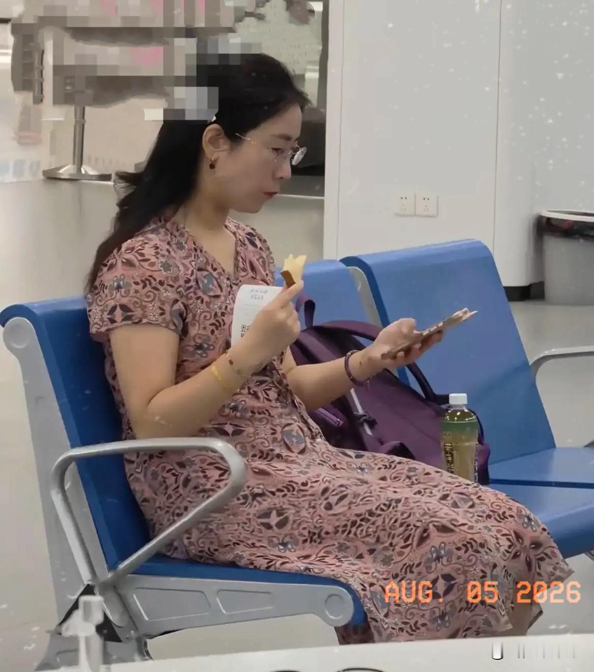 看到朱女士在无锡街头那几张照片，心里真不是滋味。一身朴素的打扮，背着有着年代
