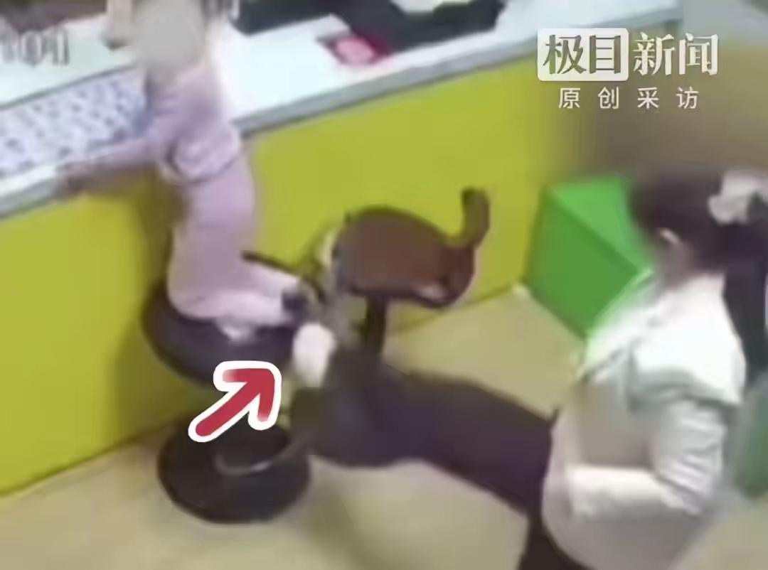 “大可恶”，河南一家汉堡店里，四岁小姑娘竟遭陌生女子狠踹。事发当晚，孩子妈