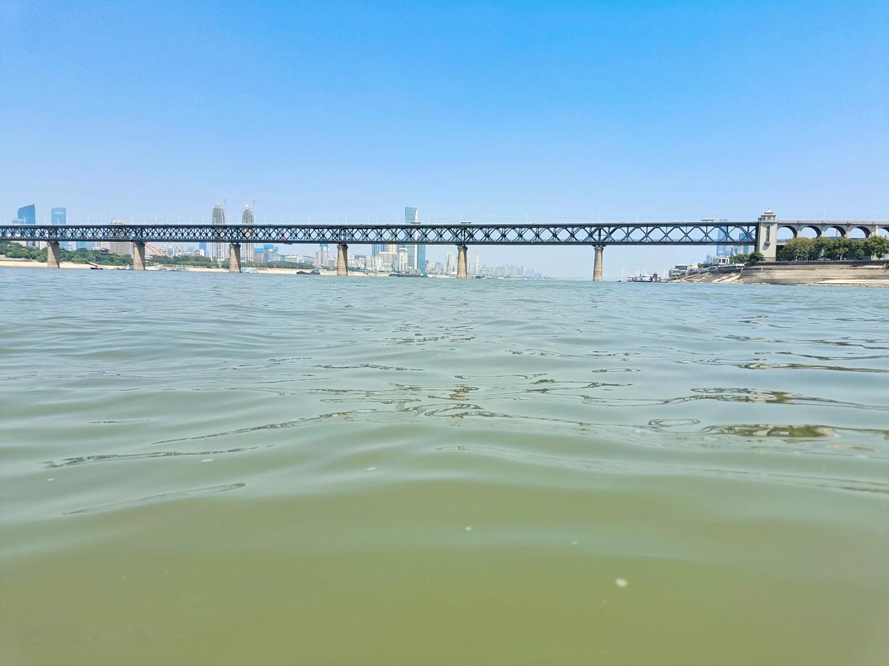 不同角度，不同位置看到的风景是不一样的，这是游泳，游到江中间拍摄的长江大桥照片