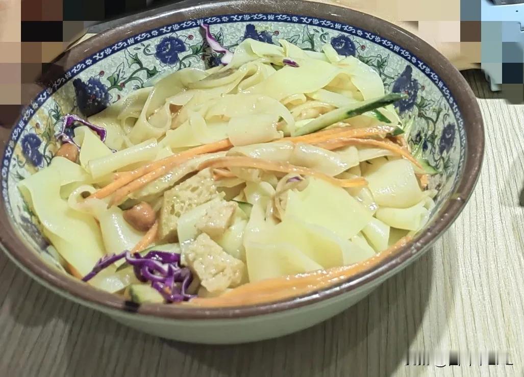 炎炎夏日，注意防暑降温。凉皮、凉面、冷馄饨、冰粉、绿豆沙等美食样样不能少。我很喜