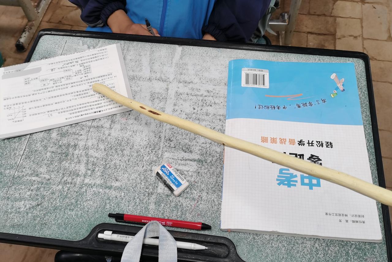 一位四十二岁的初中学校的女老师说，教书到现在，她一直在当班主任，她觉得身为一个教