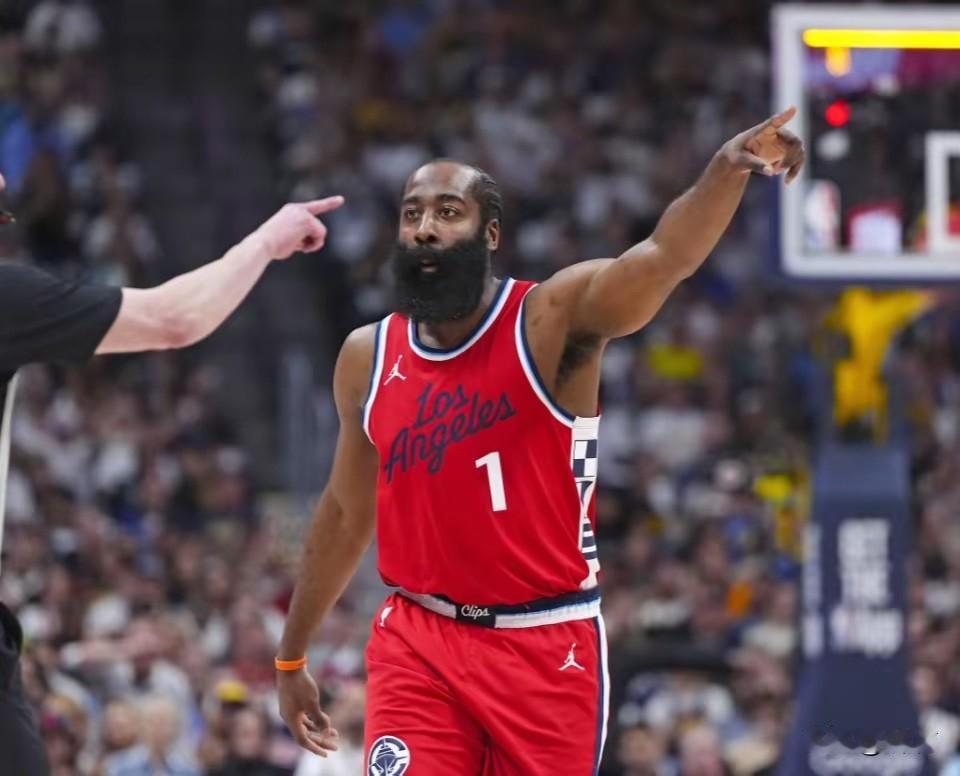 快船止住连败，最终还是哈登扛下了所有。NBA常规赛，已经6连败的快船，面对胜率比