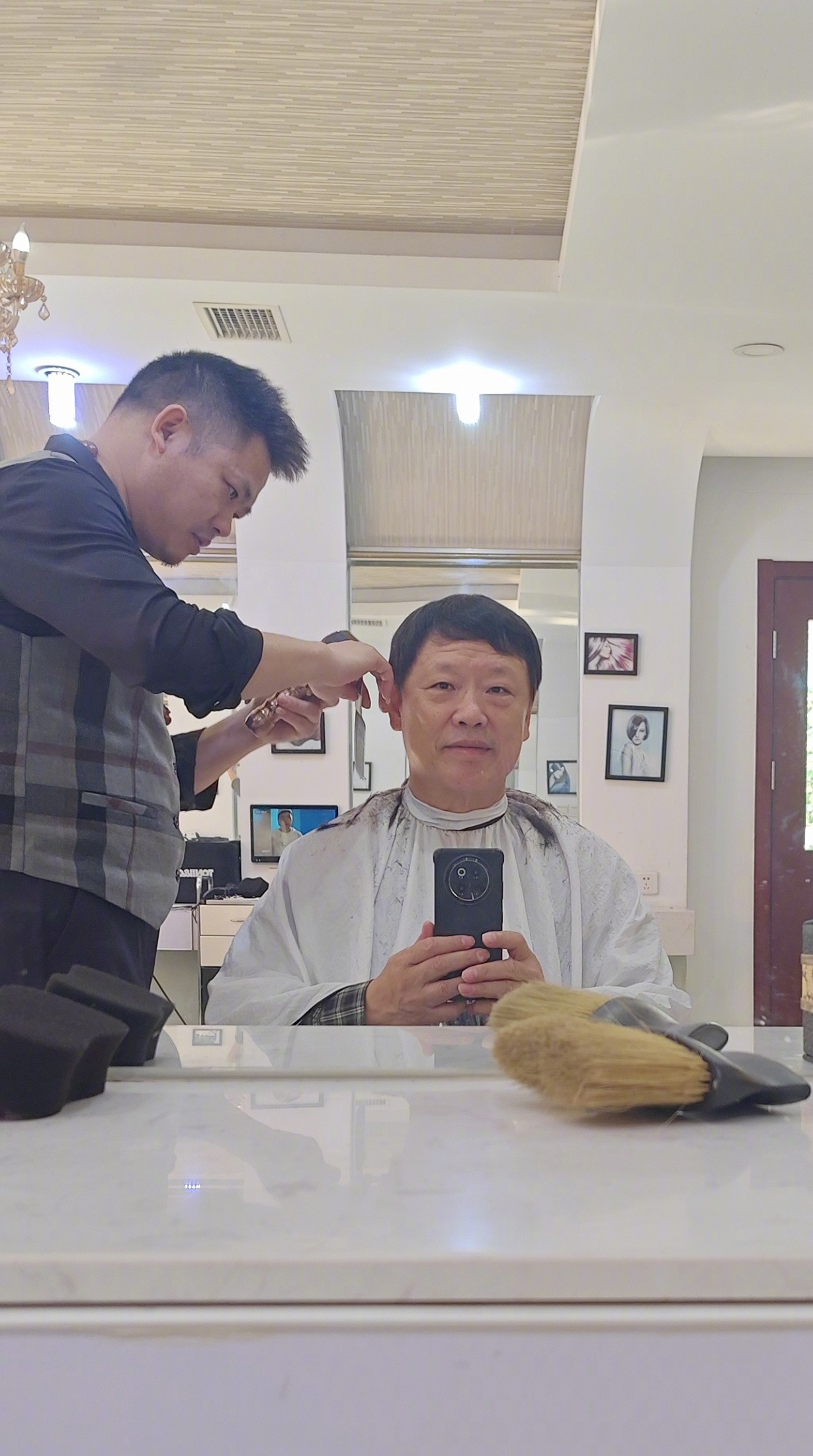 老胡理发。真黑发，不是假发[大笑][大笑]​​​