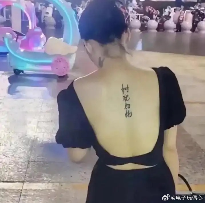 这是在家睡觉孩子写的吧，这字写的小学没毕业