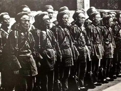 1868年8月，山东茌平，徒骇河边。西捻军被清军围在河汊之间，数万人马，几乎全