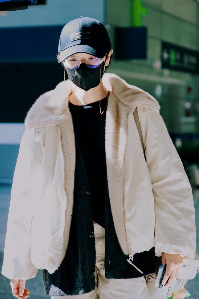 今天万茜现身机场，她这次走混搭路线，看起来很有潇洒时尚范儿，气质特别的出众。