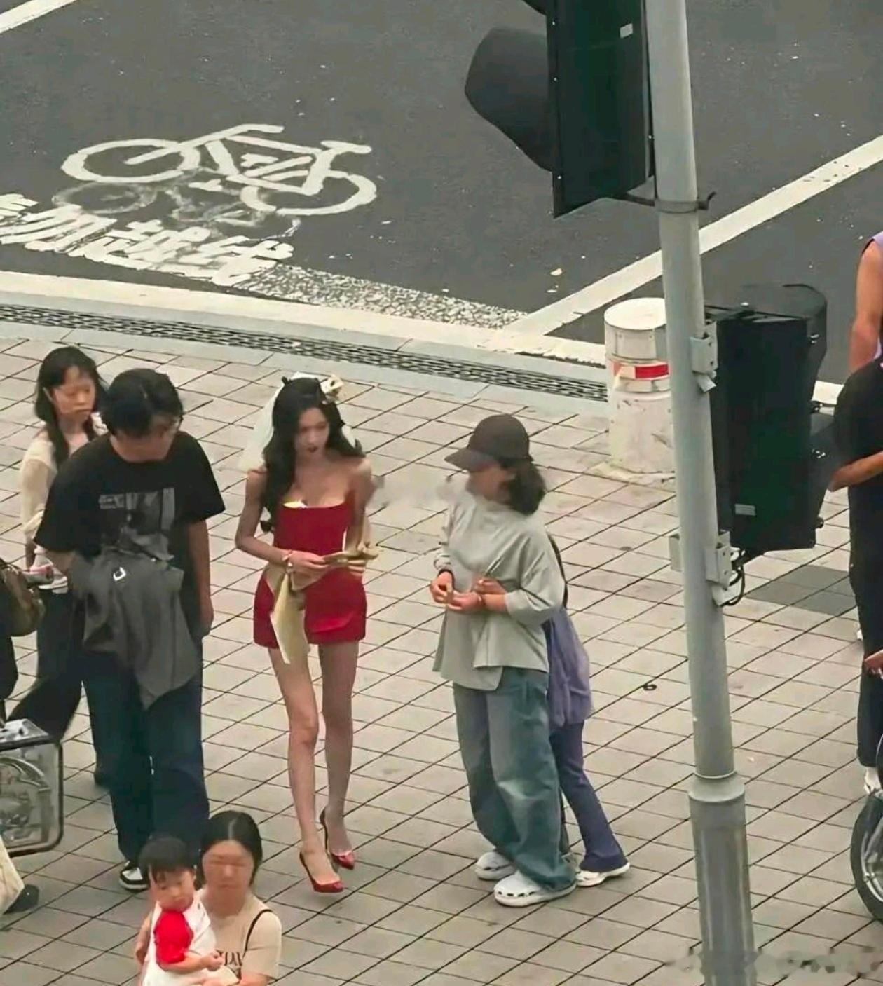 有人说只有瘦到这种程度上镜才好看👀​​​