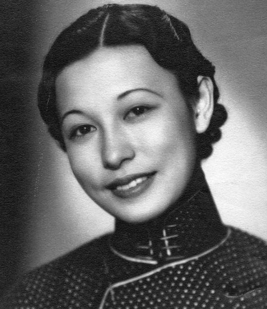 1943年，郭婉莹难产住院，可他的丈夫却在闺蜜家里过夜。出院后，郭婉莹精心打扮，