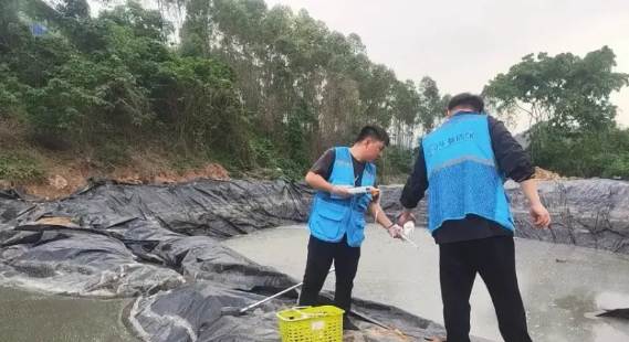 柳州一村庄饮用水有猪屎臭味，这眼清泉村民已经饮用几十年了，最近发现有异味，村民饮