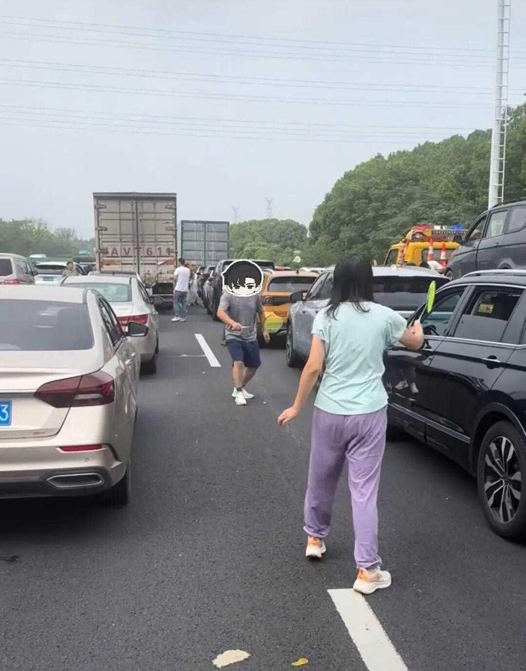 国庆首日高速堵成“游乐场”？这场节日堵车真的太有生活气息了！江苏常州长深高速