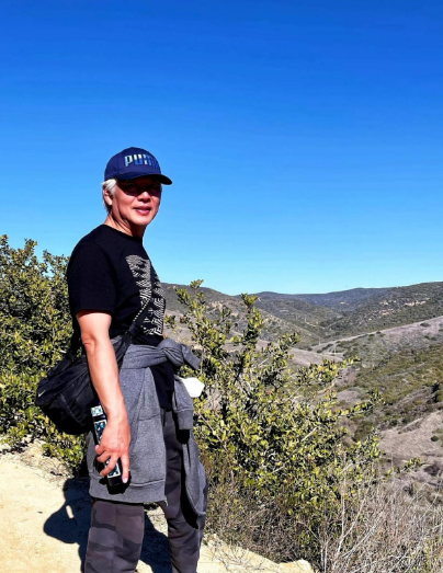 他，头发一下子全白了，就因为他媳妇儿病了。不到三十岁，头发就白了，这事儿是