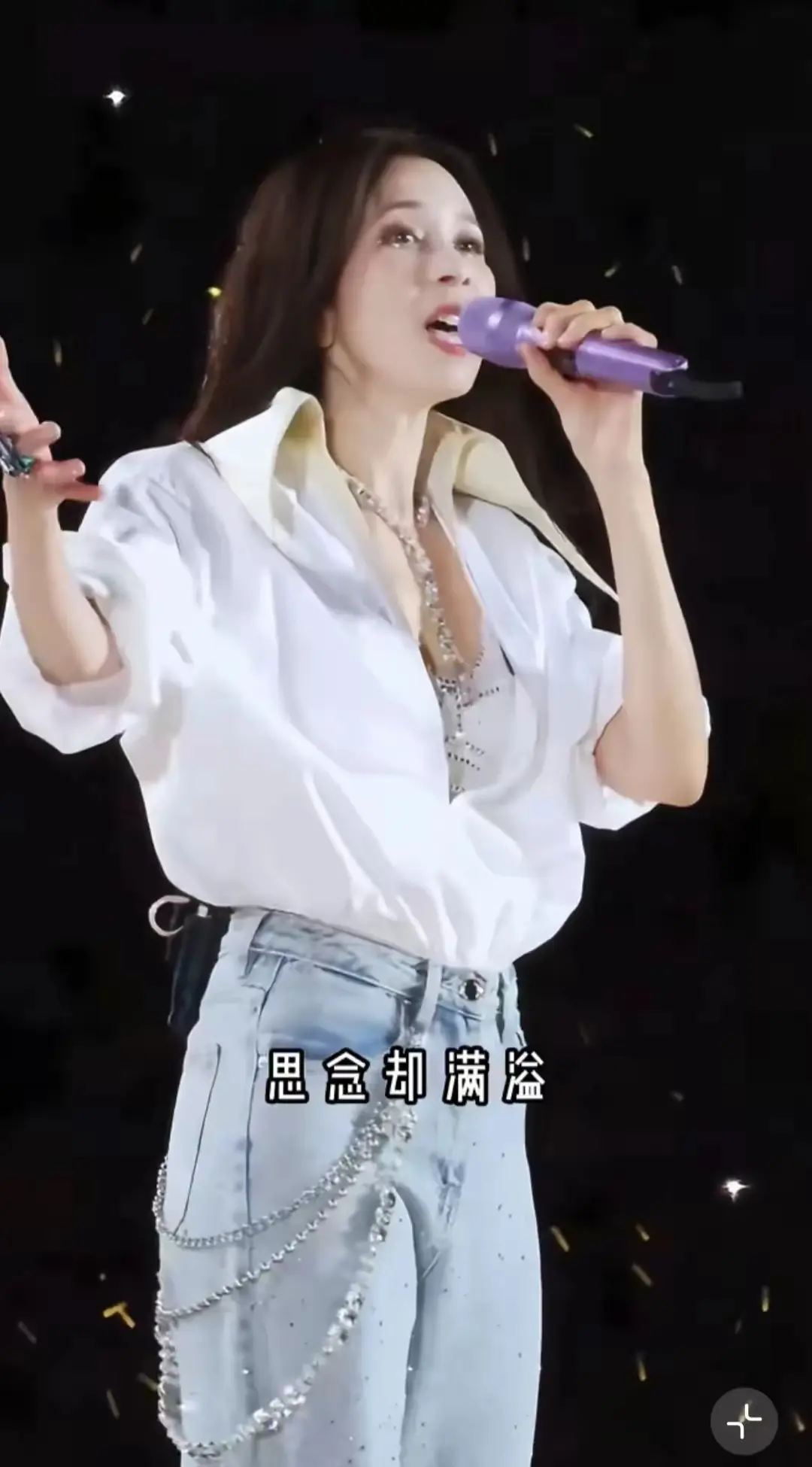 莫文蔚衣品好牛啊，简单的白衬衫搭牛仔裤就又美又高级