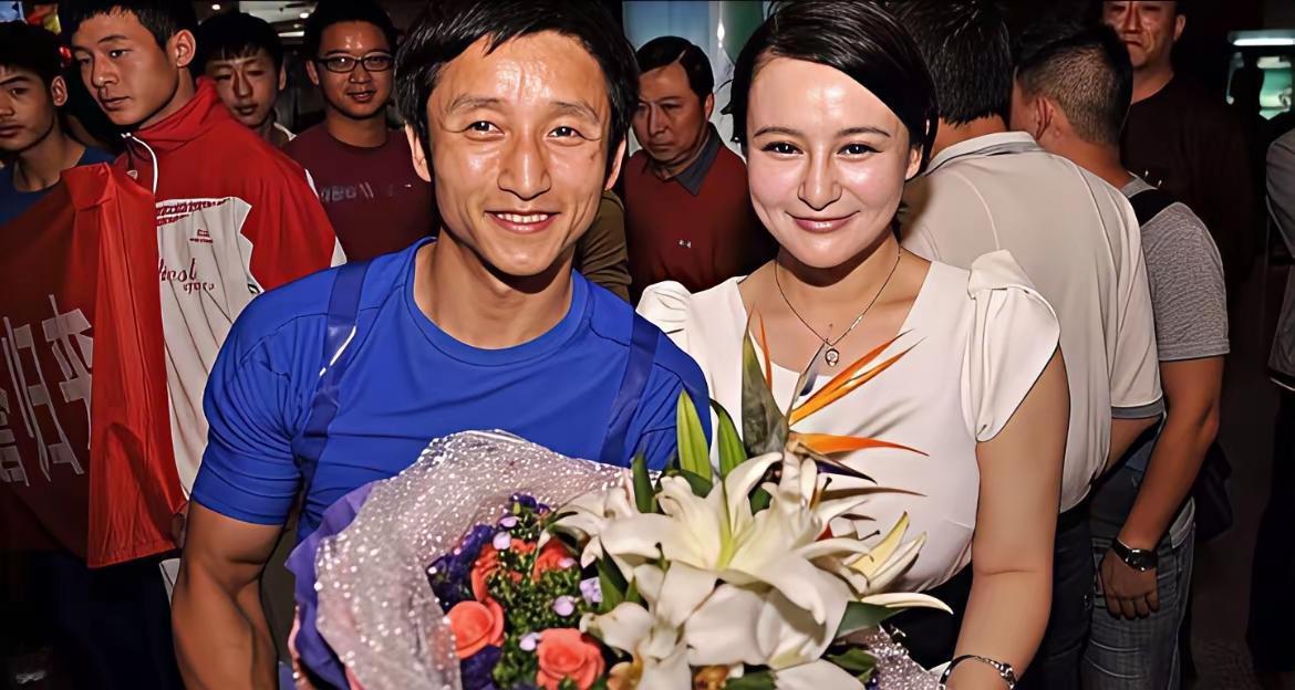 那时候的邹市明意气风发，眼里有光，现在整个人六神无主、前途渺茫，感觉是为了三个孩