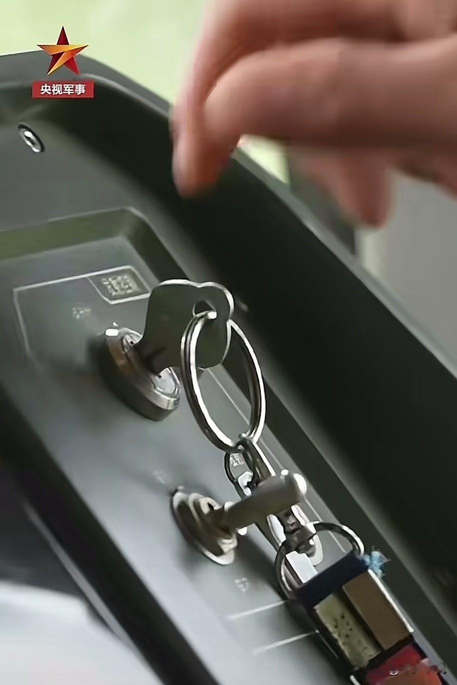 大道至简，新型火箭炮启动钥匙和我家的一模一样今天央视新闻发布了我国新型多管火箭